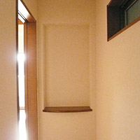 【2F 階段室・ニッチ】
階段を上がった所に小さなニッチ。小物等飾るのに最適です。