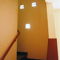 【2Fから階段室を撮影】
小窓は開けることが出来るので、階段室に風が通り抜けます。