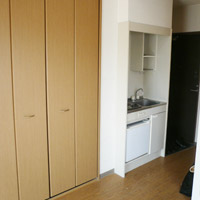 【ワンルーム クローゼット収納とキッチン】大きめのクローゼット、キッチンは冷蔵庫付です。